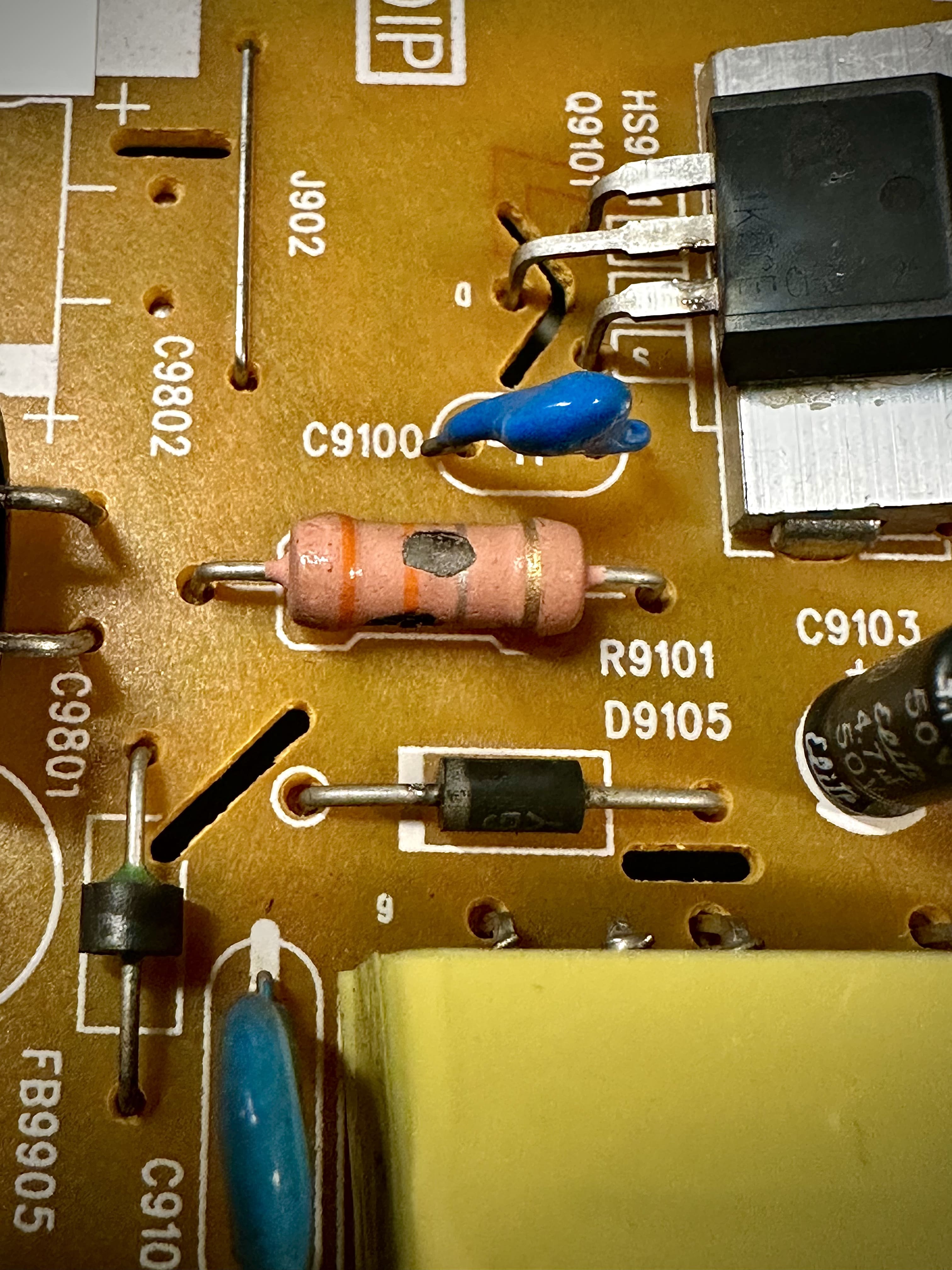 Primo piano della resistenza R9101 bruciata sulla scheda di alimentazione del Philips 22PFS4022